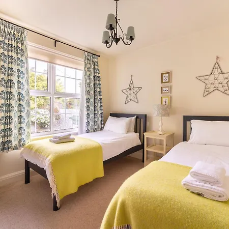 Hillcrest At Roger Ground *